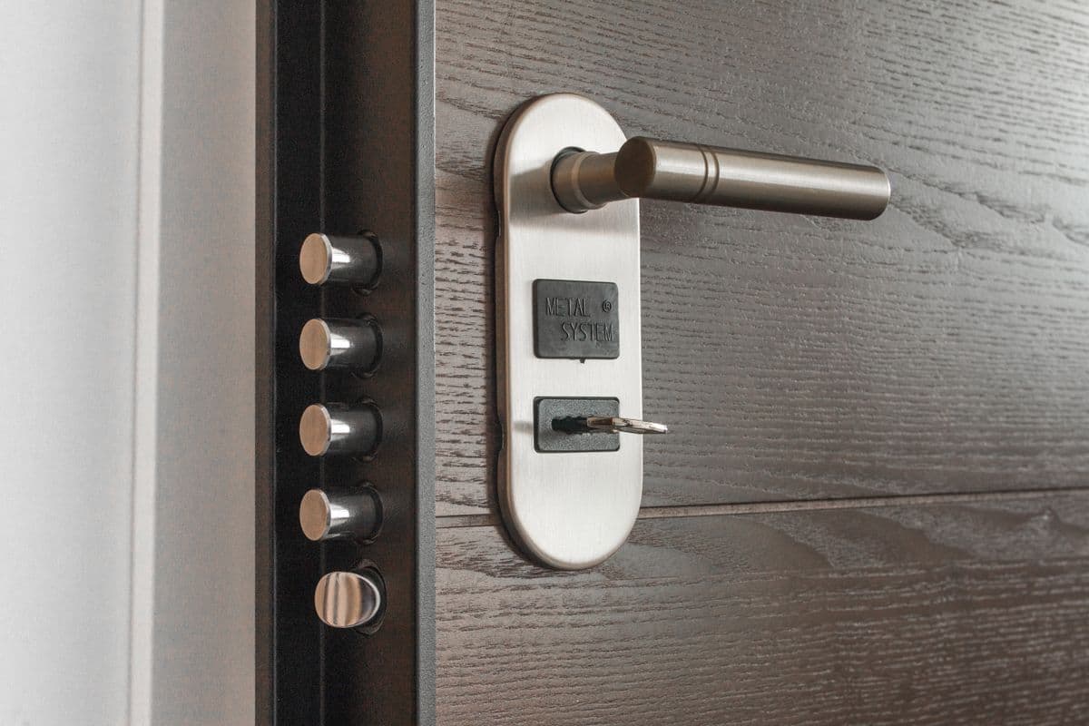 Clé insérée dans la serrure d'une porte, ouverture de porte à Montpellier